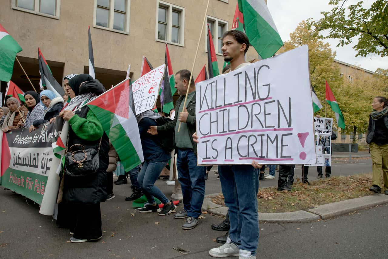 People holding signs in support of Palestinians